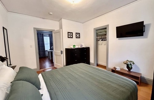 Providence Apartment | North End Cityscape, 2 bed, 1 bath, conveniently located