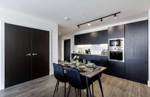 College Park and Old Oak Apartment | North Ken IV - 1-Bedroom+Daybed+Balcony+Concierge