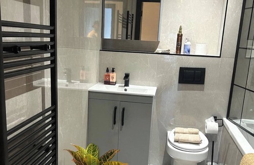 Finchley Apartment | North London 2-Bed Flat for 5, 10 min to Tube