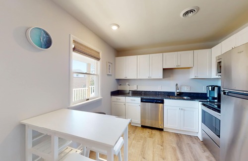 Caine Woods Condo | Northside condo near the beach with private balcony, full kitchen, AC, & W/D