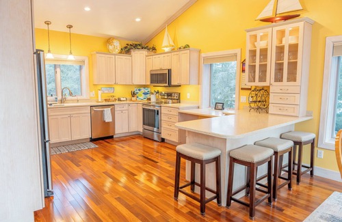 Manistique House | Northwoods Beach House:Autumn Colors & Cozy Lake Views – A Perfect Fall Getaway!