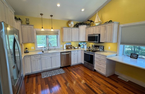 Manistique House | Northwoods Beach House:Autumn Colors & Cozy Lake Views – A Perfect Fall Getaway!