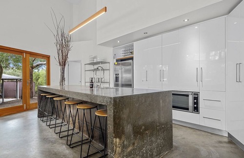 Spring Beach House | Nosh Holiday: Luxury Ecofriendly Spring Beach Home