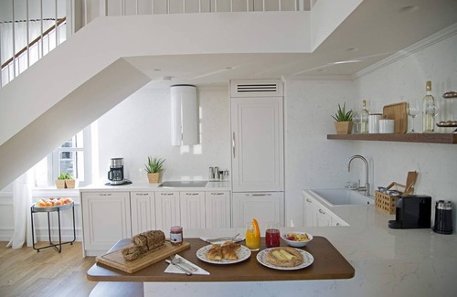 Athens City Centre Apartment | Notos | 3BDR Suite Apartment with Acropolis View
