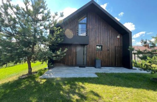 Szczytno House | Nowoczesna stodoła z balią na Mazurach