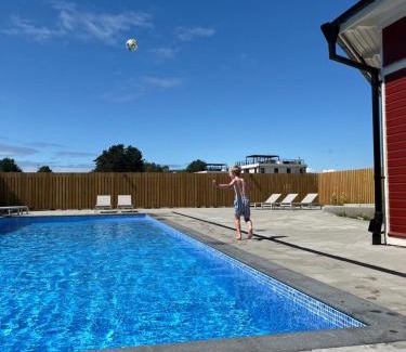 Beddingestrand Apartment | Nybyggd lgh 100m till stranden, 150m till golfbana ,samt gemensam pool och spa