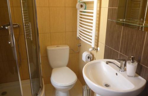 Kudowa Zdroj Bed & Breakfast | Ośrodek Wypoczynkowy Nad Stawem vis a vis Parku Zdrojowego z Tężnią Solankową - B&B Holiday Resort By The Lake - Erholungsheim Am See - Prázdninový dům U Jezera