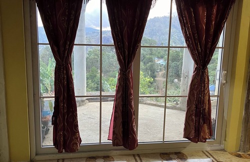 Penlyne Castle House | O-T on the rise Bed and Breakfast, three miles away from the Blue Mountain Peak.
