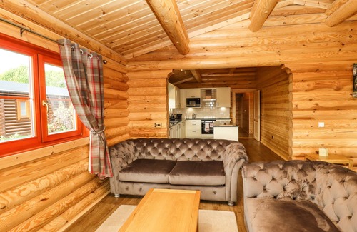 Castle Bytham Cottage | OAK LODGE, family friendly, with pool in Greetham, Rutland