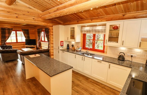 Castle Bytham Cottage | OAK LODGE, family friendly, with pool in Greetham, Rutland