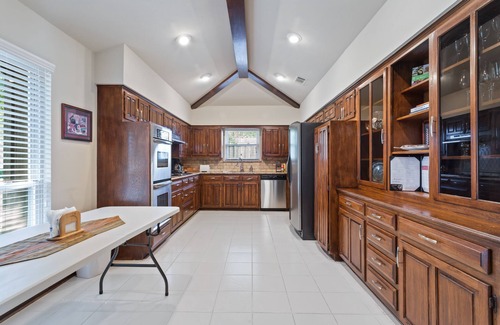 Far North Dallas House | >Oaks Manor< POOL! Large Luxury 5 BR House! Great Beds. Upscale quiet area! ERUV