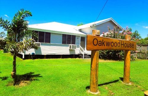 Tambo House | Oakwood House - Entire house rental - 4 bedrooms with Netflix and WiFi