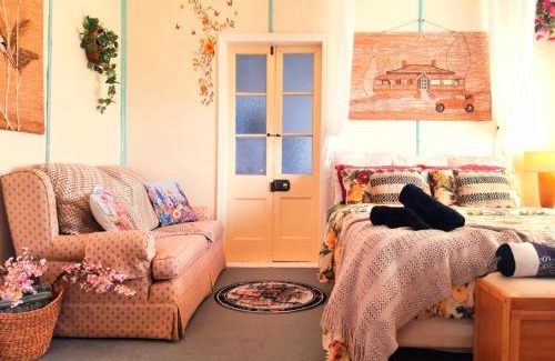 Tambo House | Oakwood House - Entire house rental - 4 bedrooms with Netflix and WiFi