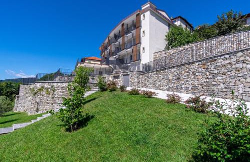 Cargiago Apartment | Oasi Giardino - Pool and Lake View and Garden