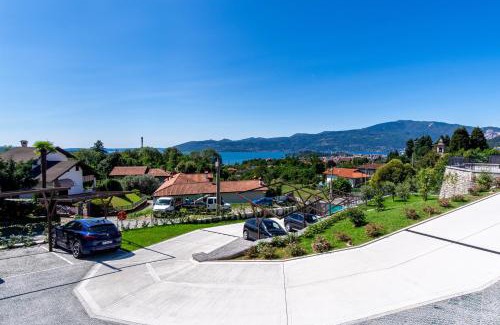 Cargiago Apartment | Oasi Giardino - Pool and Lake View and Garden