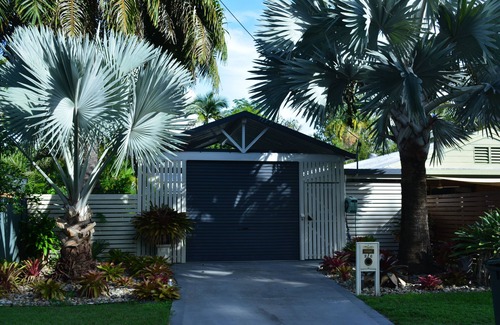 Port Douglas House | Oasis on Nautilus – 2 bed, 2 bath. Heated pool & BBQ, 50m from the Beach,