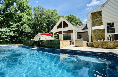 Martinsville House | Oasis Pool OPEN YEAR ROUND Private Fire Pit Modern Views