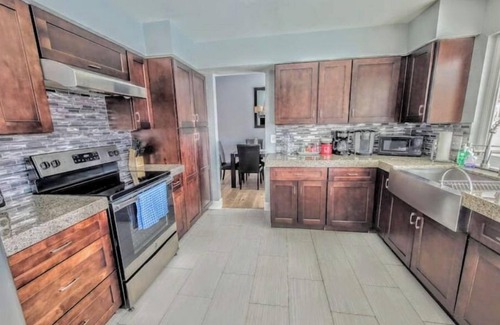 Chinatown House | Oasis w/Opt Heated Pool & Billiards- Mins to Strip