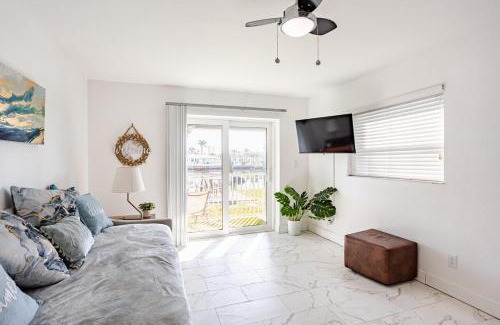 Capri Isle Apartment | Oasis Waterfront Treasure Island Apartment with Patio Dock and Johns Pass