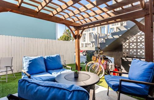 Capri Isle Apartment | Oasis Waterfront Treasure Island Apartment with Patio Dock and Johns Pass