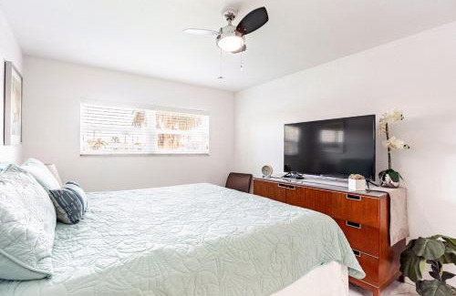 Capri Isle Apartment | Oasis Waterfront Treasure Island Apartment with Patio Dock and Johns Pass