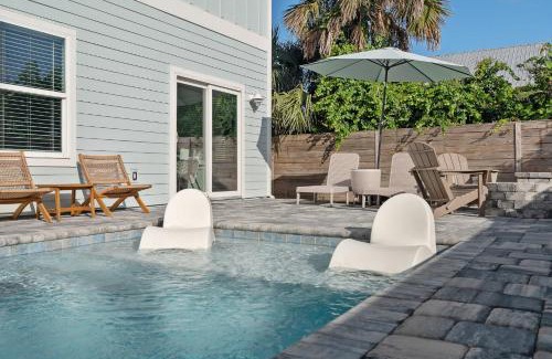 Crescent Beach House | Ocean Breeze- Chic Steps to beach Family Friendly