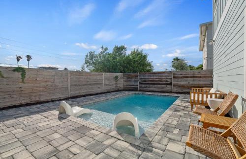 Crescent Beach House | Ocean Breeze- Chic Steps to beach Family Friendly