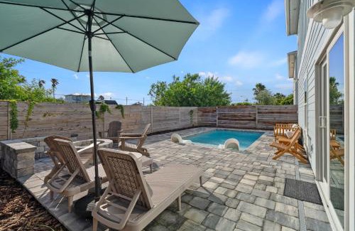 Crescent Beach House | Ocean Breeze- Chic Steps to beach Family Friendly