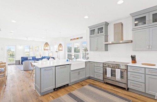 South Beach House | Ocean Front Renovated - Steps To Beach- 4BR 3 Full 2 Half BA Bhi Club Pet