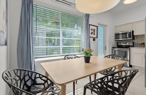 West Avenue Apartment | Ocean Suite 2BD/1BA steps to LincolnRd SoBe