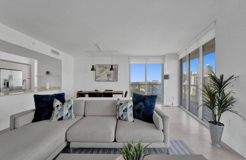 Hallandale Beach Apartment | Ocean View 3 BDR Condo Pool Gym Private Balcony