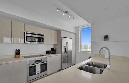 Hallandale Beach Apartment | Ocean View 3 BDR Condo Pool Gym Private Balcony