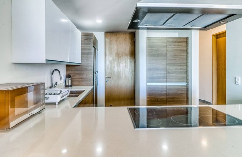Zona Hotelera Apartment | Ocean view condo w/luxury pool access, central AC, WiFi & shared rooftop/dock