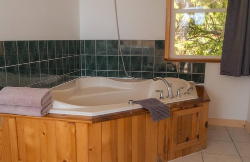 Ucluelet Hotel | Ocean View Jacuzzi Suite | #11