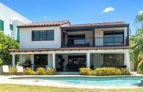 North Bay Village House | Ocean View, Miami Beach, Brickell, Biscayne Bay, Heated Pool.