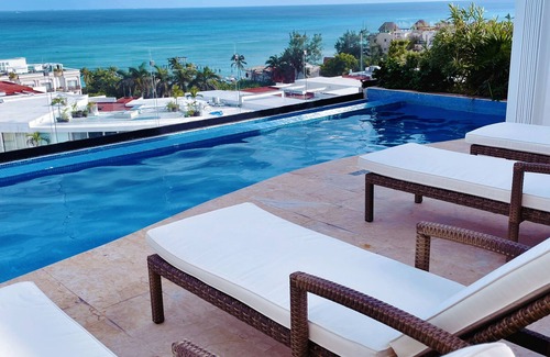 Gonzalo Guerrero Apartment | Ocean View Studio with Rooftop in Prime Location