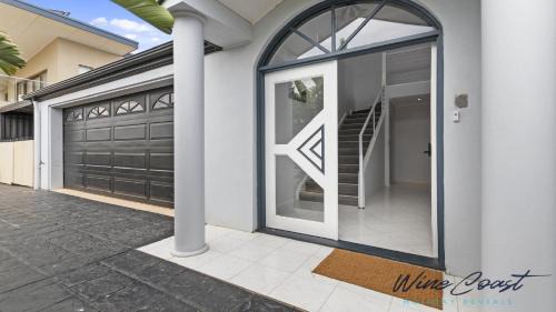 Seaford House | Ocean Views and Vineyards by Wine Coast Holiday Rentals