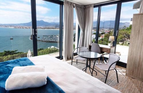 Mountainside Apartment | 'Ocean Views', Modern, Spacious Home, 3 En-suite Bedrooms