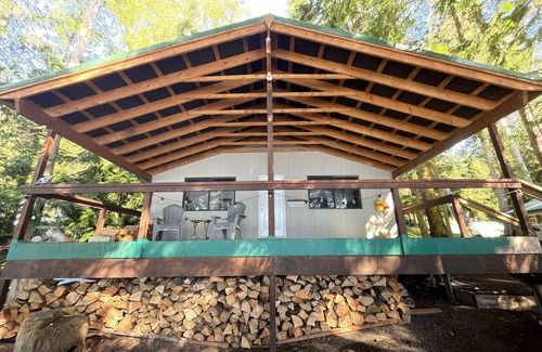 Regional District of Mount Waddington Cabin | Oceanfront cabin in the Broughton Archipelago. Excellent wildlife viewing!