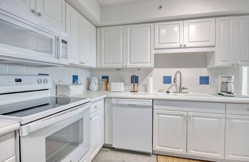 Litchfield by the Sea Condo | Oceanfront condo at Litchfield By the Sea with access to community pool and tennis courts.