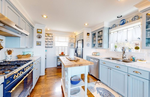 Nelscott House | Oceanfront cottage with water-view deck, gas fireplace & washer/dryer