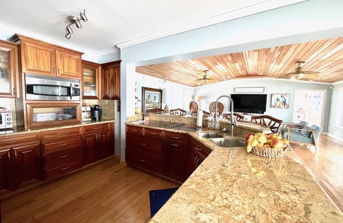 Cutthroat Harbor Estates House | Oceanfront Gated Corner lot Amazing Sunsets. 90” BoatDock & 12 person Swim Spa!