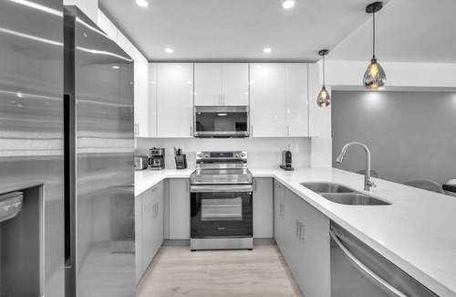 Hollywood South Central Beach Condo | Oceanfront Modern 2 BR Gem Renovated Beach Service + Free Parking