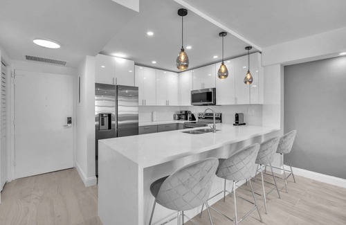 Hollywood South Central Beach Condo | Oceanfront Modern 2 BR Gem Renovated Beach Service + Free Parking