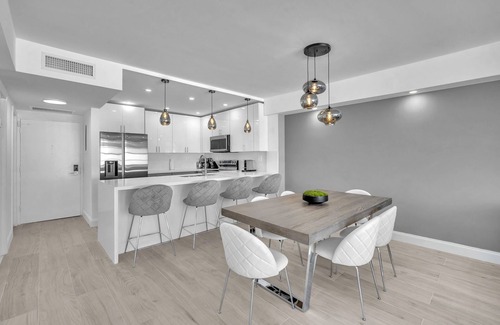Hollywood South Central Beach Condo | Oceanfront Modern 2 BR Gem Renovated Beach Service + Free Parking