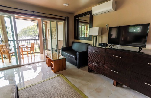 Keaukaha Hotel | Oceanfront Orchid Room - Hilo Beach House Inn