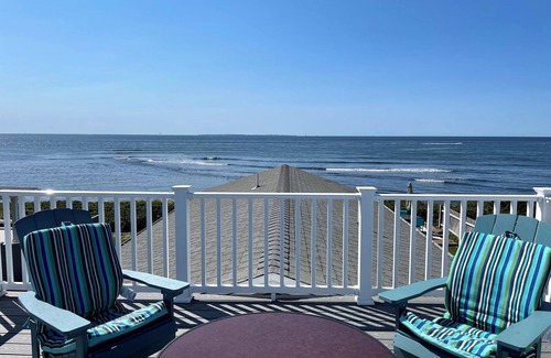 Matunuck Cottage | OCEANFRONT! Priv beach w/amazing views, A/C, Skydeck, Stream TV, Great Memories!