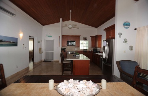Cockburn Town Villa | Oceanfront Resort-Style Home3br, 2Ba - Private Pool & Island car included