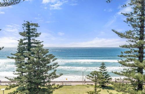 Manly Apartment | Oceanfront Serenity: Stunning Views to Manly Beach