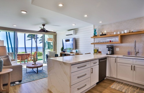 Kihei Condo | Oceanfront, Split A/C, incredible sunsets, king bed, remodeled October 2023